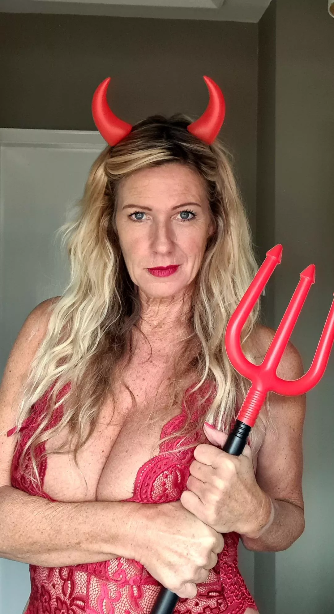 Naughty blonde milf 😈 🇬🇧