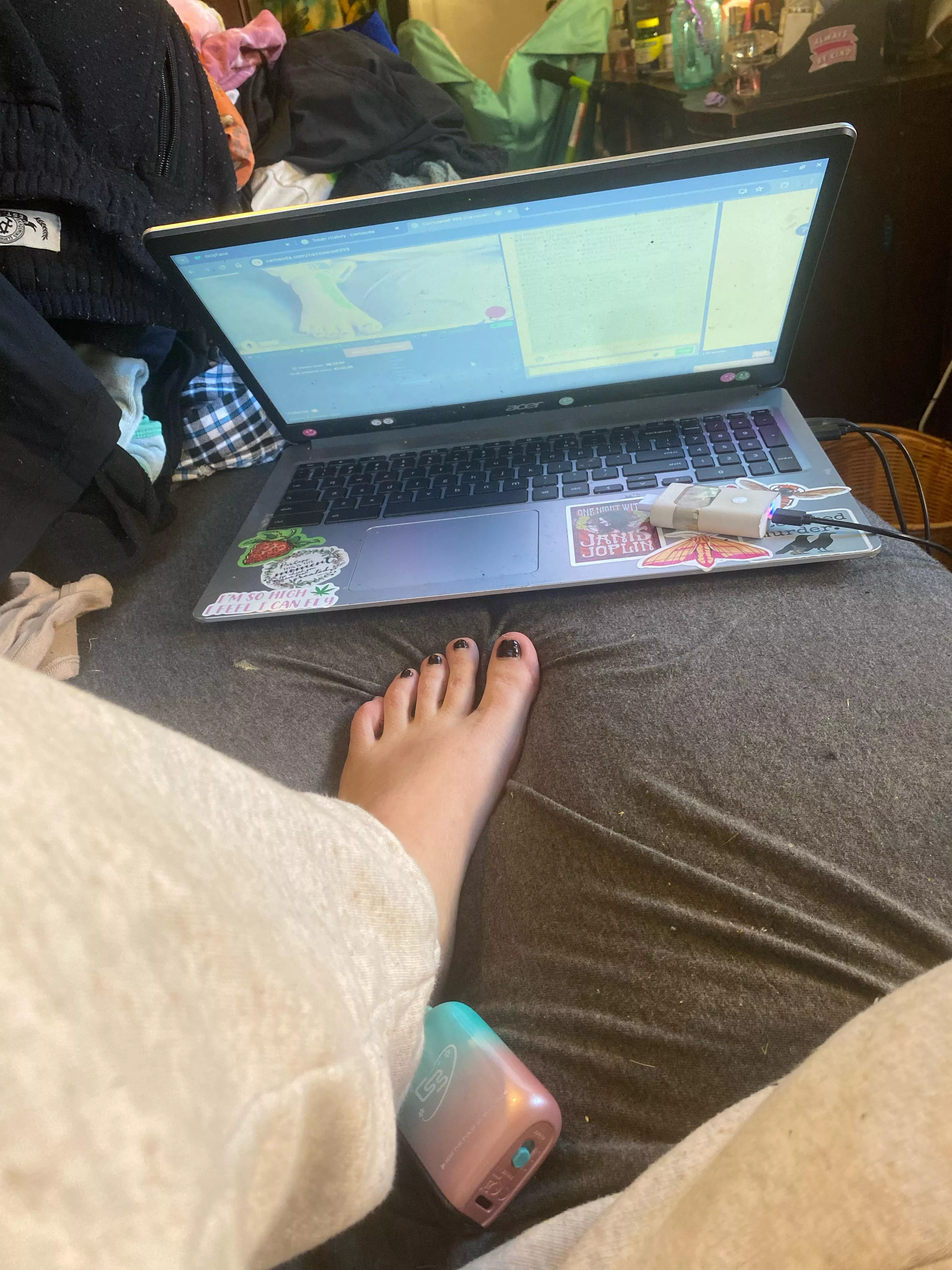 On live ❤️ come see my lil piggies 