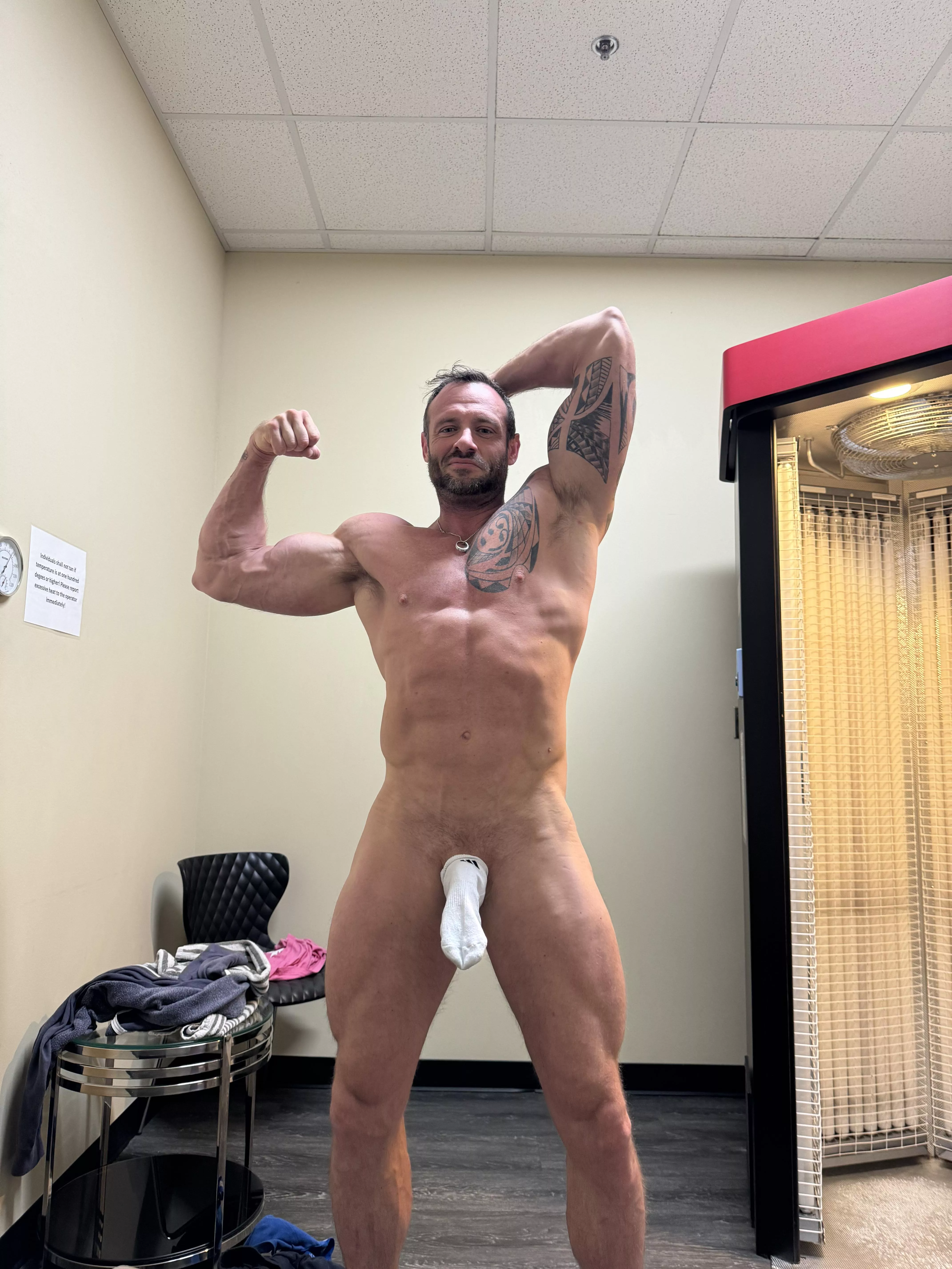 Protects from the tanning 