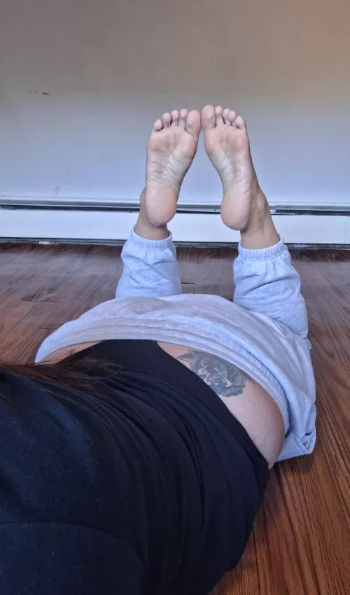 Soft soles and perfect ass, even I want to look back at it 💋