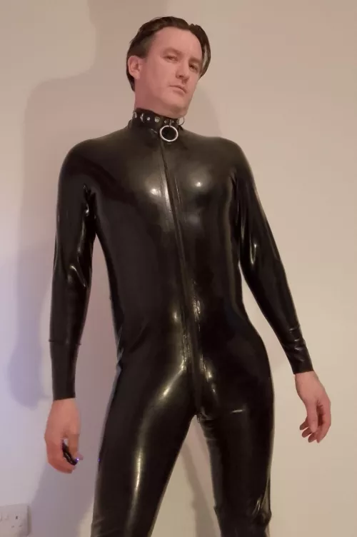 Submisive rubber lover checking in.