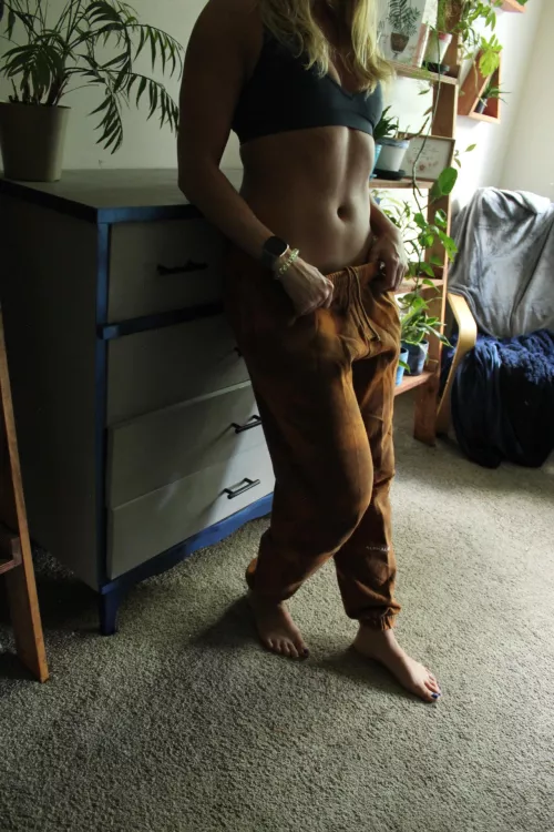 Sweatpants are so much fun to masturbate in 🥵