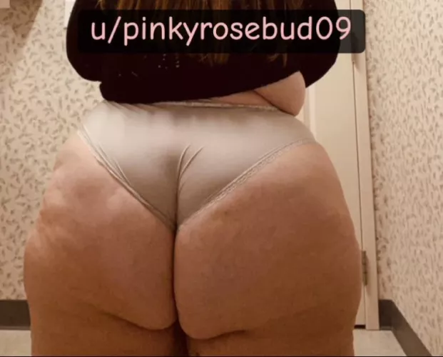 Tiny panties and big booty 💦🍑