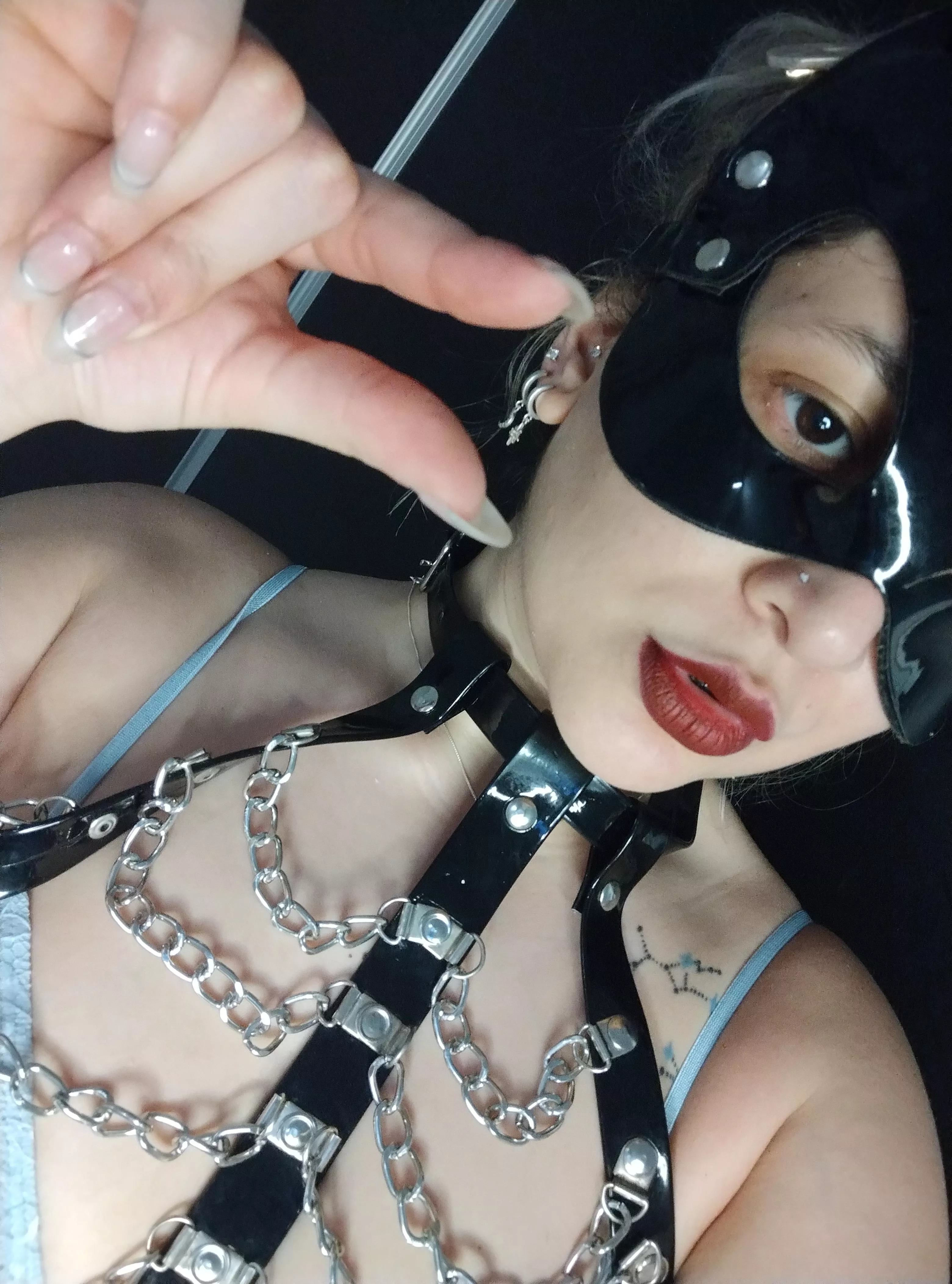 What are u doing loser? Is time to give your little shit what he deserves 