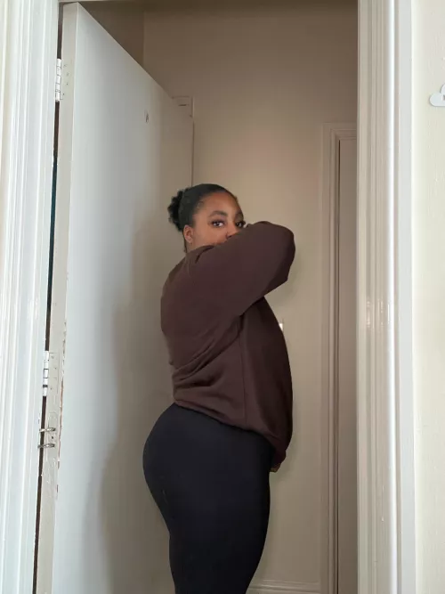 Worship my ass, look at how round and peachy it is 