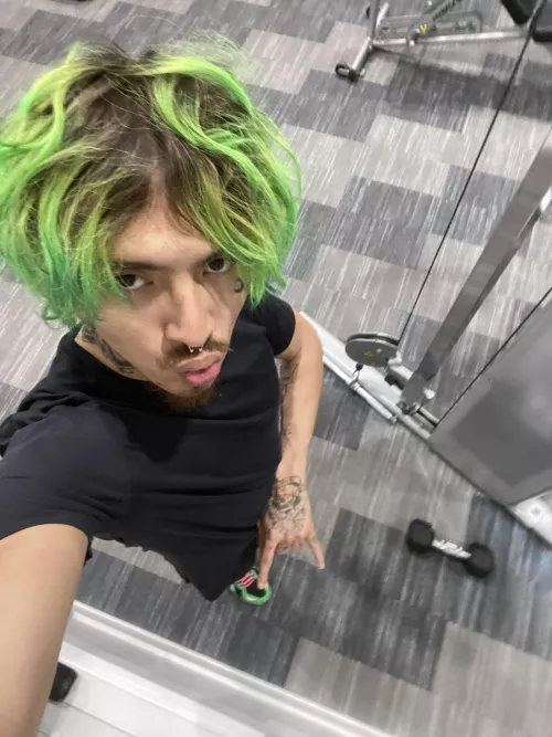 young bull lookin looking 2 hook up w older woman 