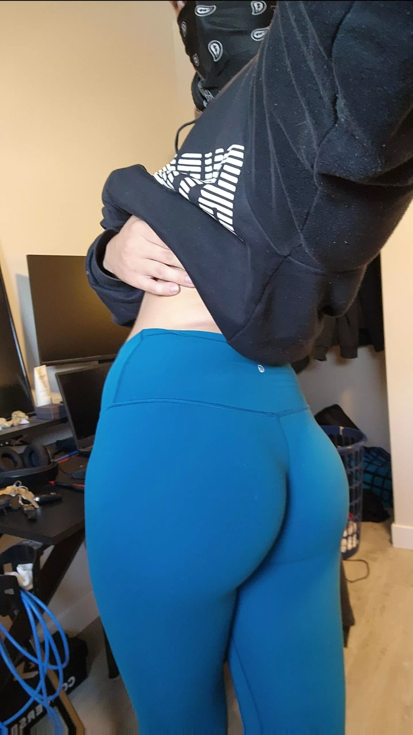 [20] If you were my boyfriend would you make me wear leggings like this all the time? 🤭🍑