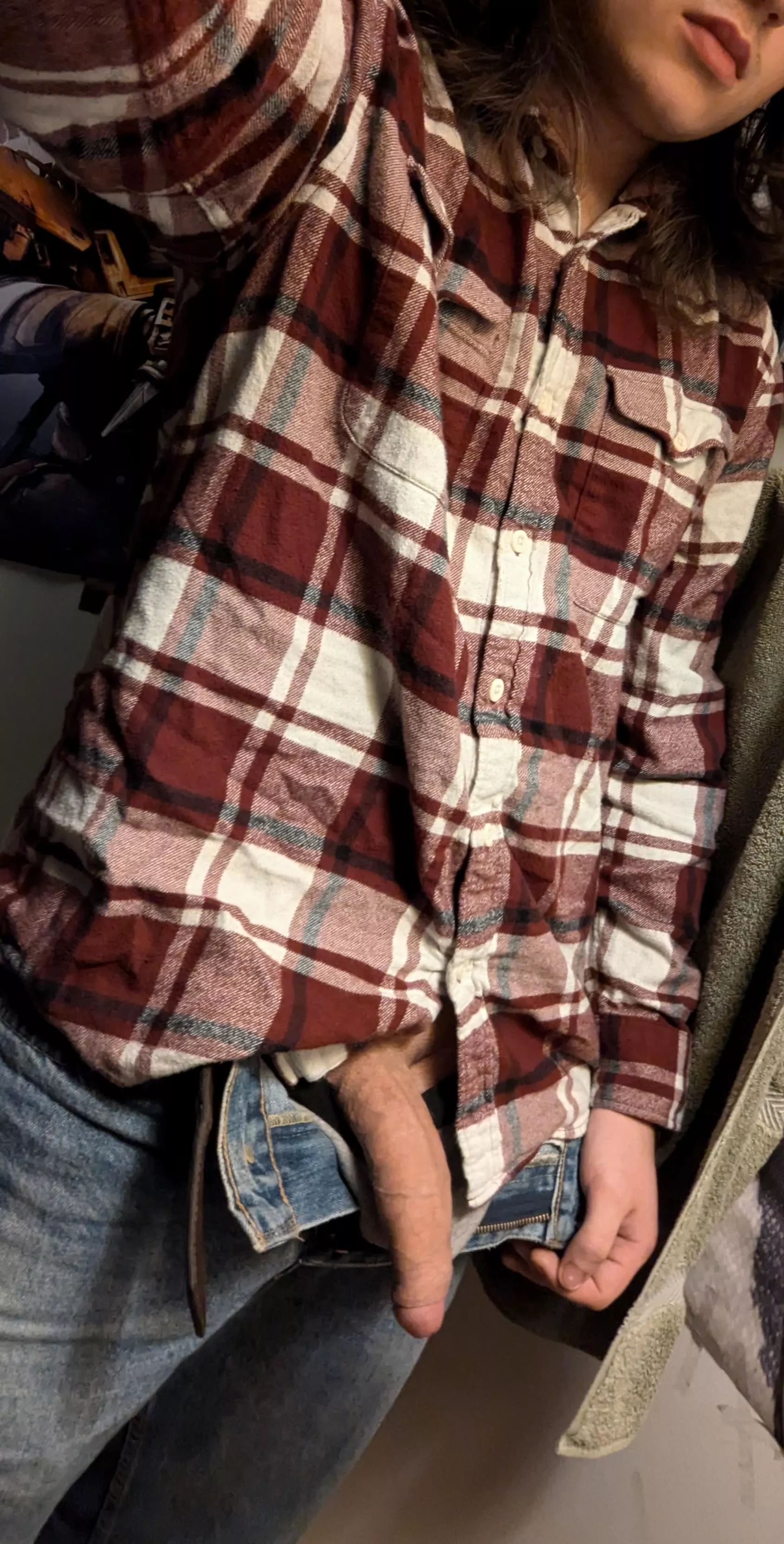 (21)Looking to make new friends around my age (possibly with benefits?)