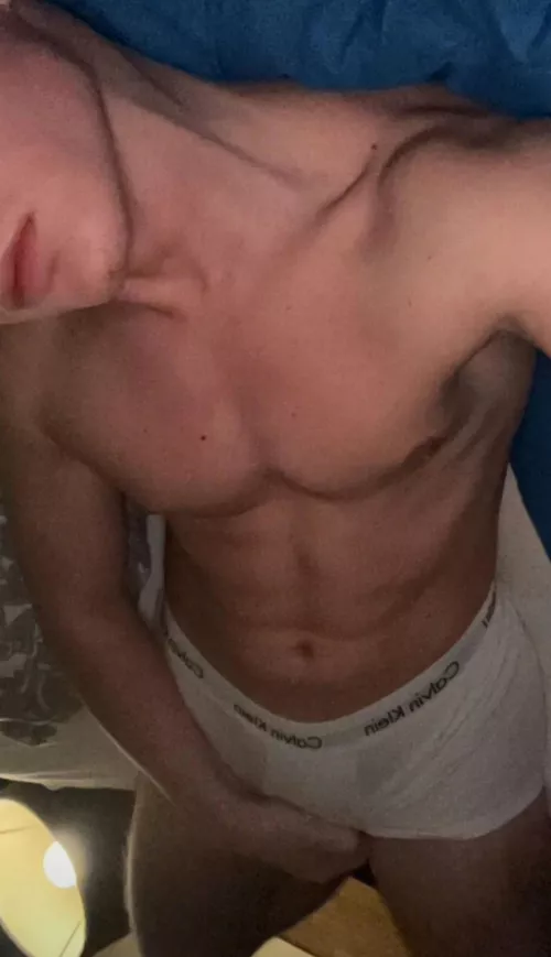 25 Any fit or muscular bros wanna talk and chill on videocall? Must show face. Snap: triska99