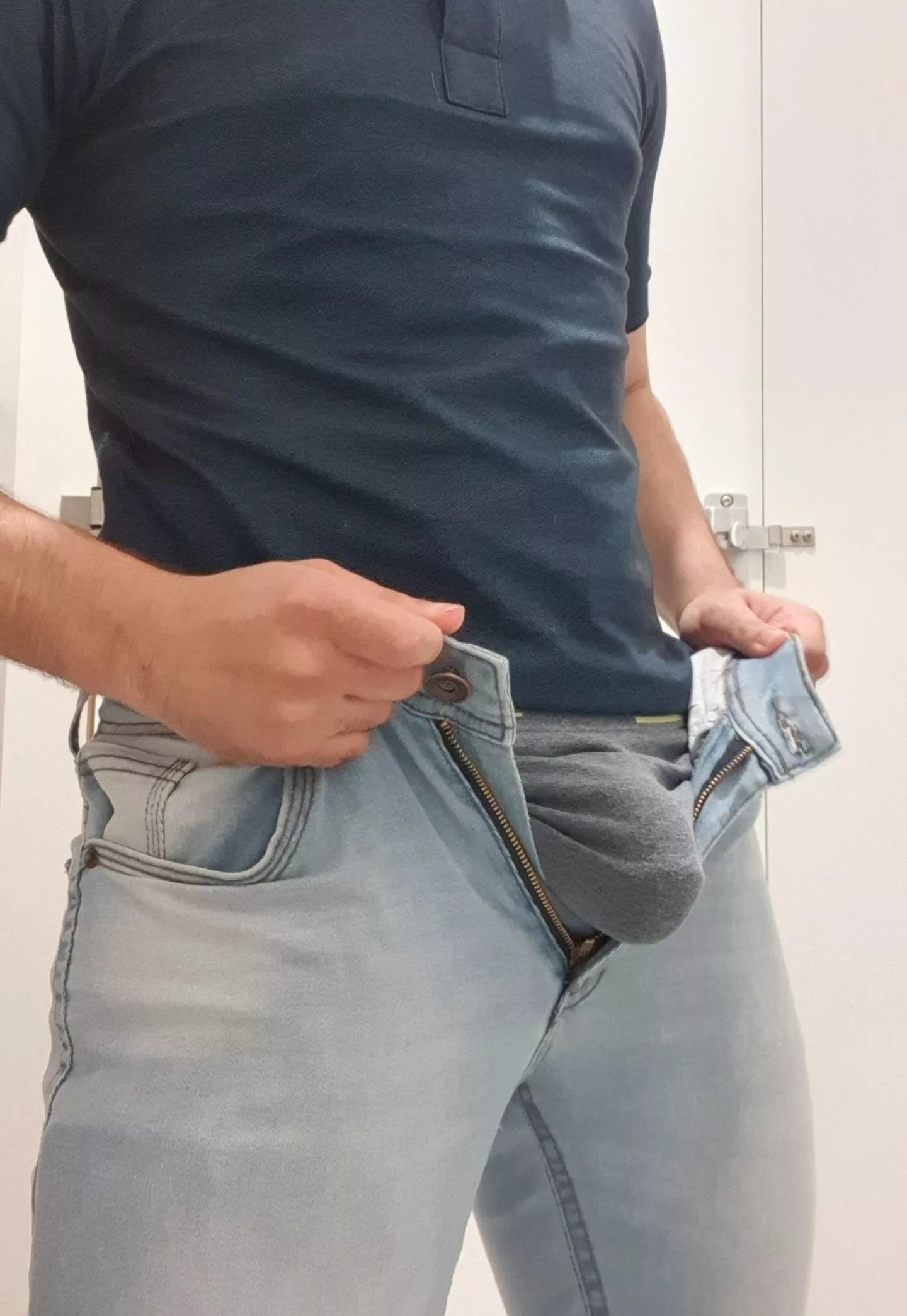 (27) Enquanto eu arrebentava com o passivo, ele me disse: 'A cabeça do seu pau é muito grande, dói para entrar'. É claro que isso só me fez socar mais forte, sem dó.