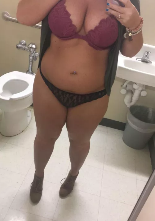 30F milf bored at work want to trade with other women 