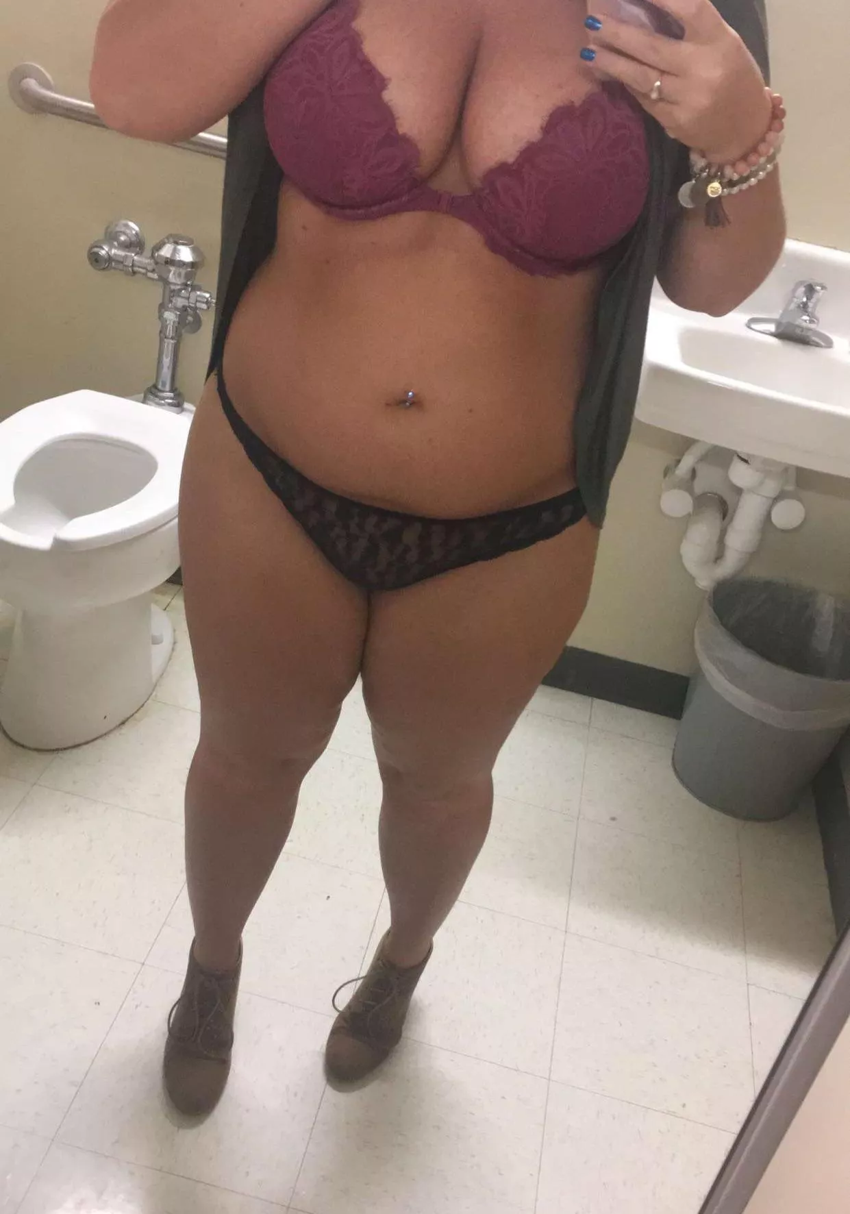 30F milf bored at work want to trade with other women 