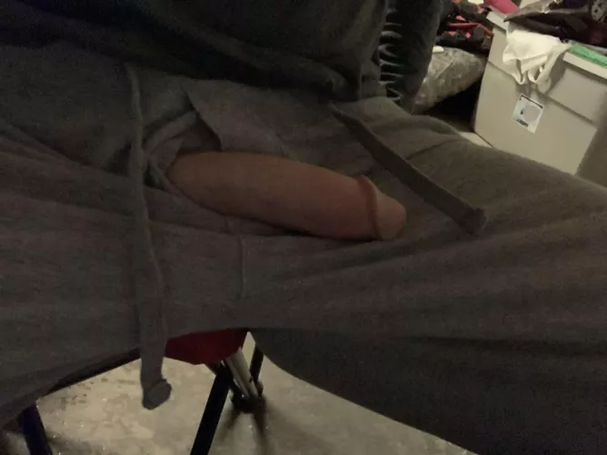 30M Who is hosting tomorrow afternoon 😳 