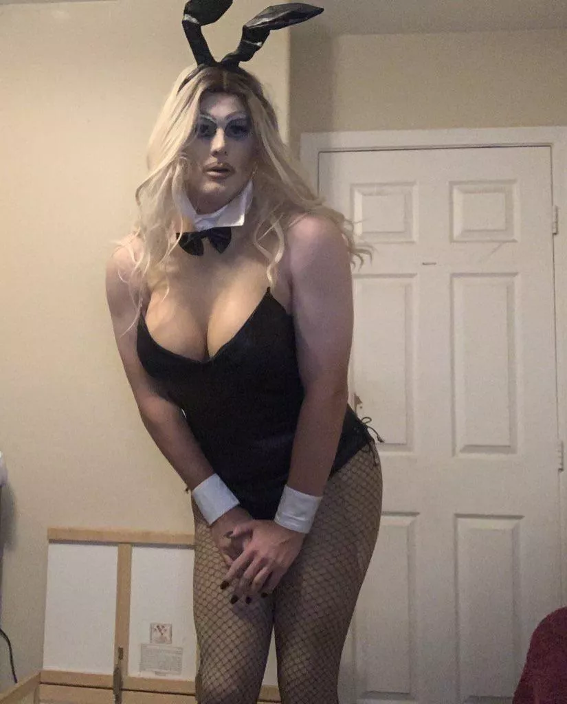 Any daddies need a bunny bouncing on their cock this Halloween 