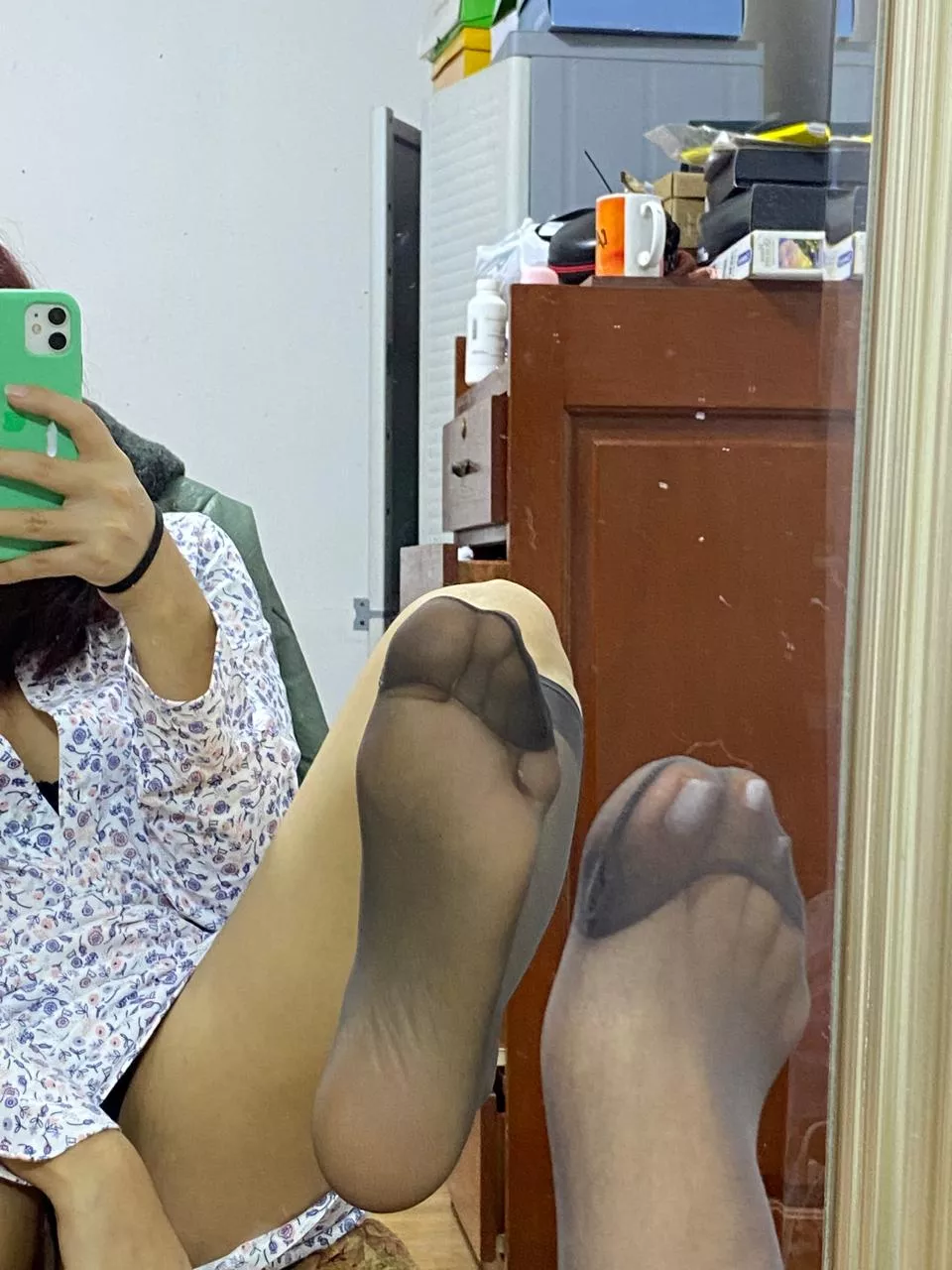 Begin on my sole and finish in my pussy