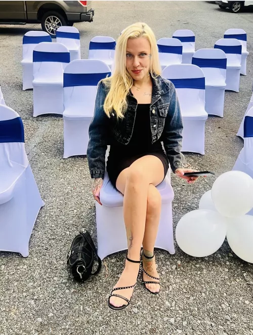 Black dress and heels with of course nude pantyhose 