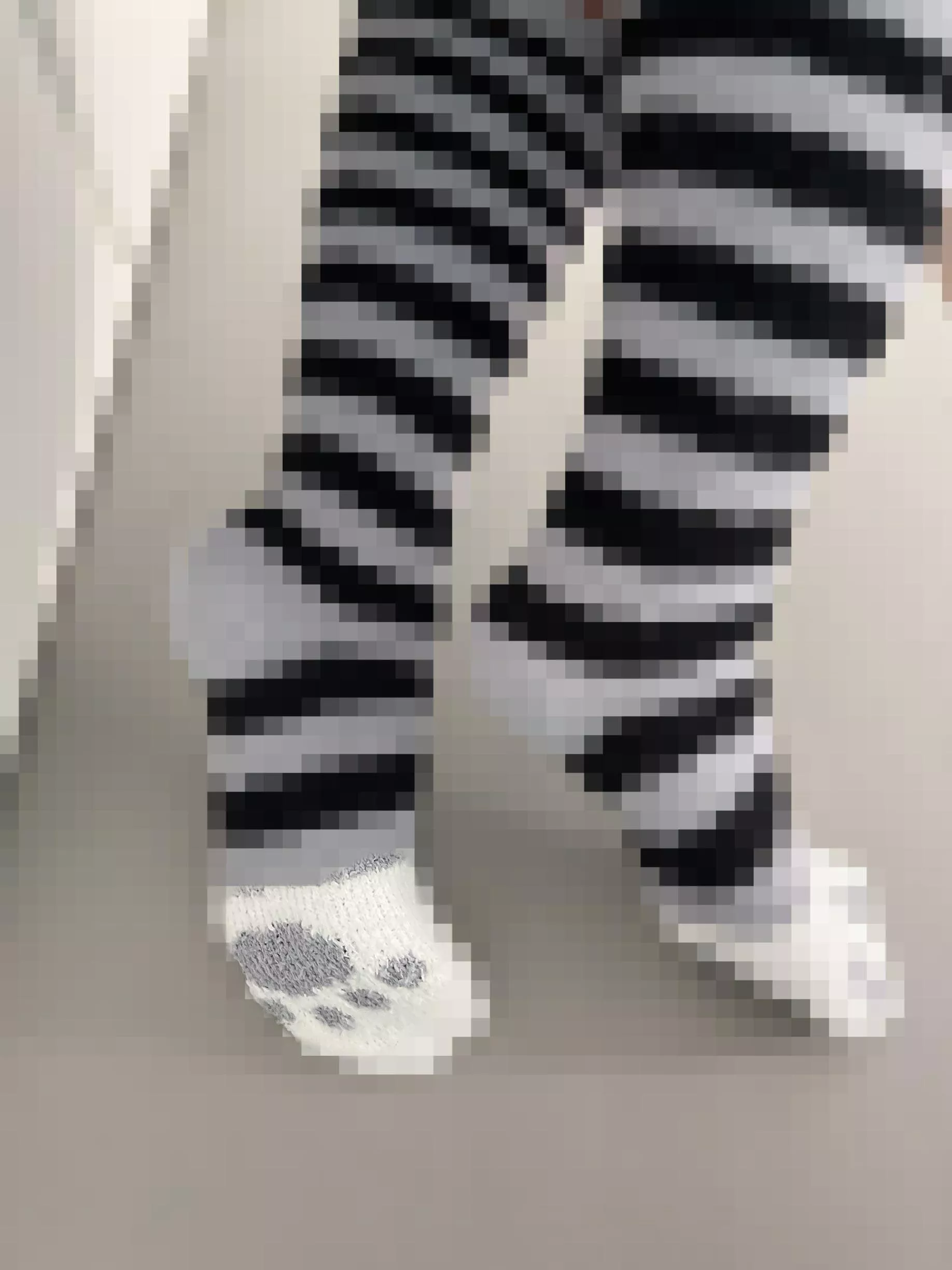 Day 26 of socktober - let’s give you a little sneak peak of my cute paws 🐈‍⬛
