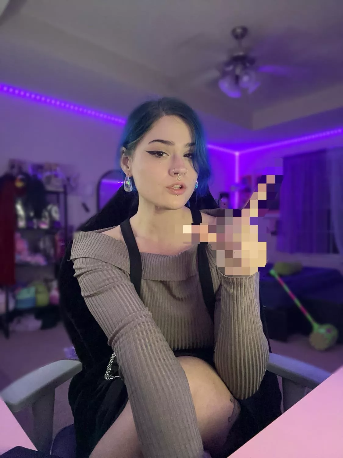 Dumb loser virgins leak even to be flipped off 😂 little slaves for the denial 