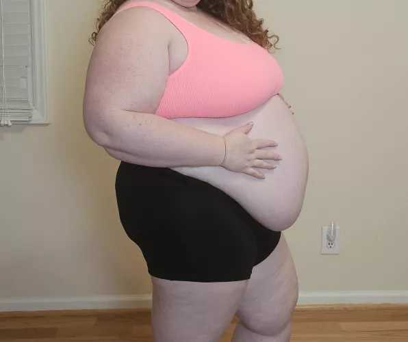 Eating a whole pizza had my belly looking extra plump! 