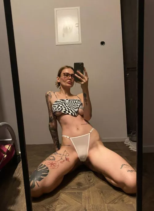 Explore all the tattoos on my body with your tongue 