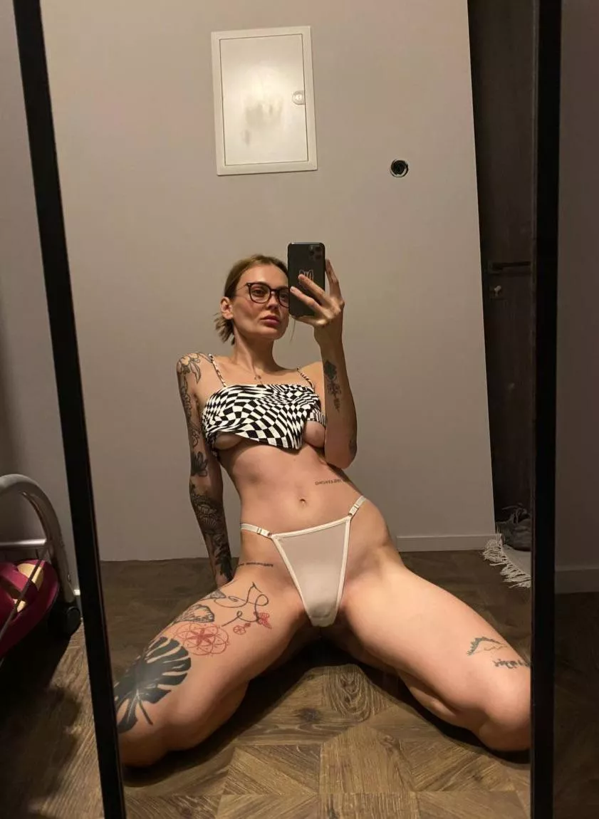 Explore all the tattoos on my body with your tongue 