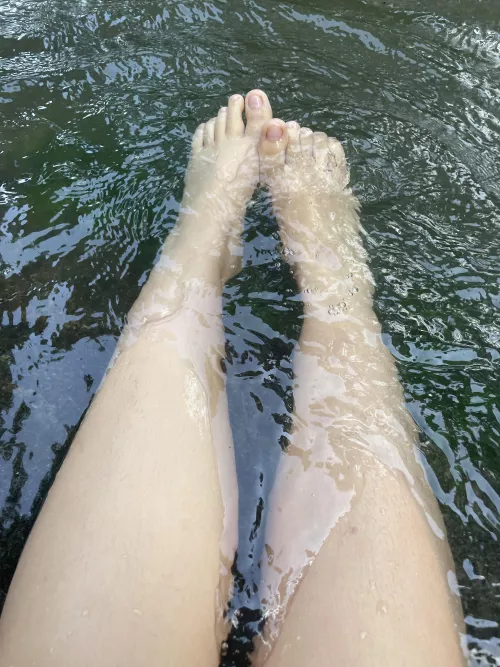 Feets under water. Do you like them?