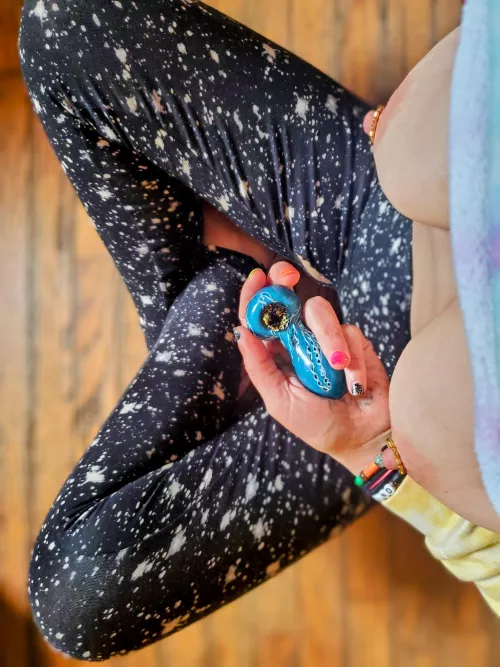 Good morning [f]rom my living room floor 💚🌄