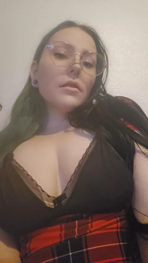 Goth girl in a natural state right now. I'm available for customs, lives, sexting and more. Super kink friendly. 