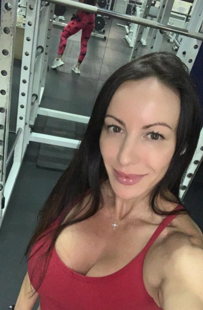 Gym selfie! Am I the only one who can't walk past any mirror?