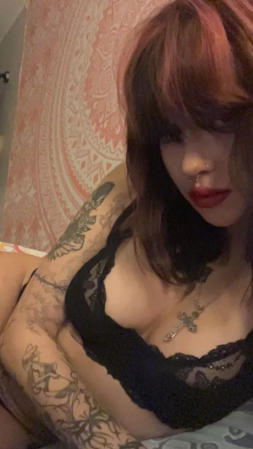 i heard that youre lookin for a horror movie partner >.<