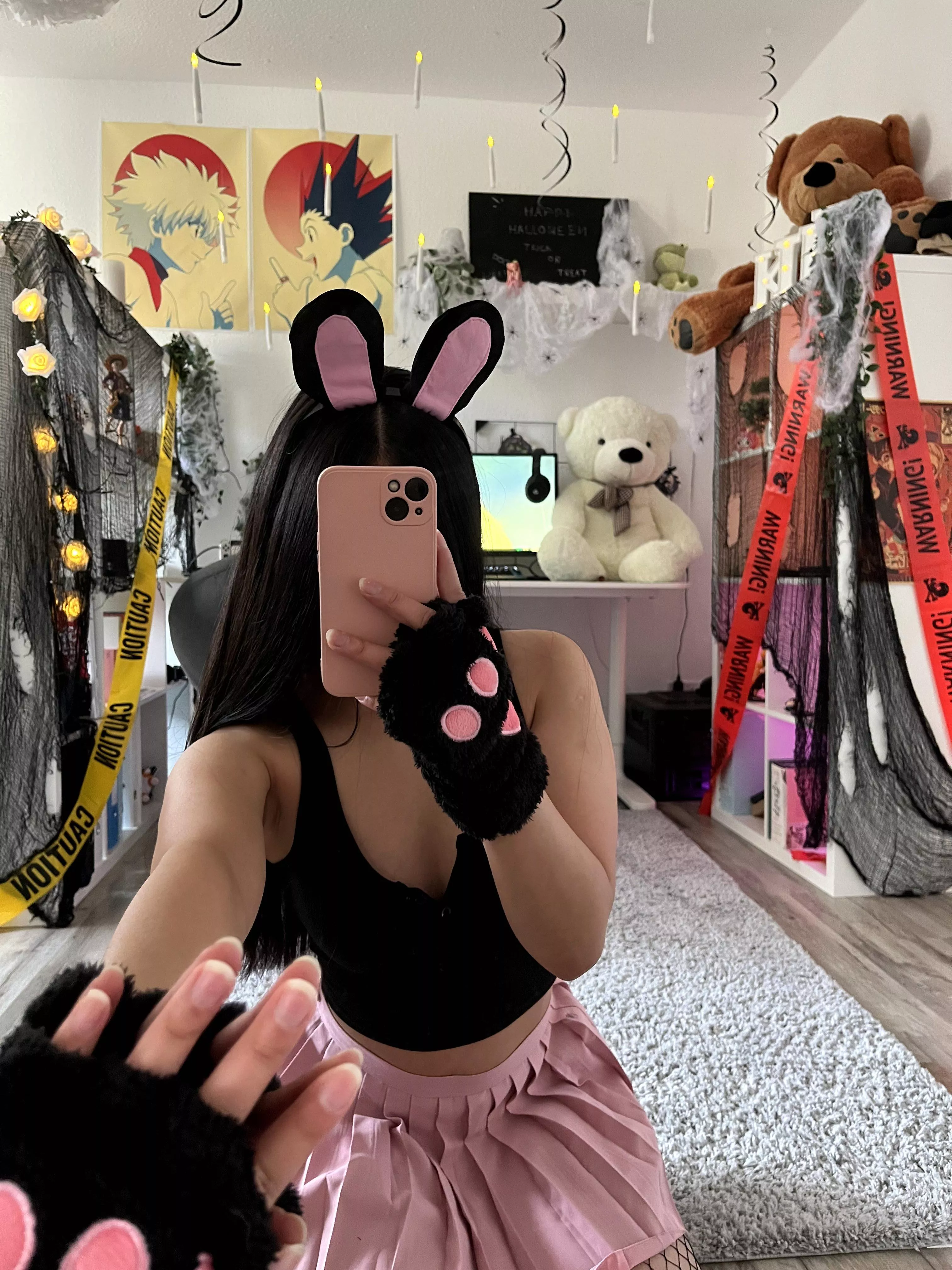 i just realise I wore the gloves the wrong way.. lmao