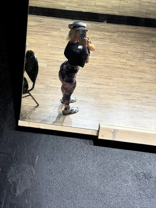 i love ceiling mirrors in the gym  