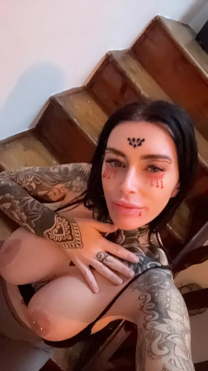 I love halloween but more your fat cock