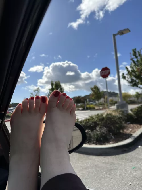 I love the fresh air on my toes😊