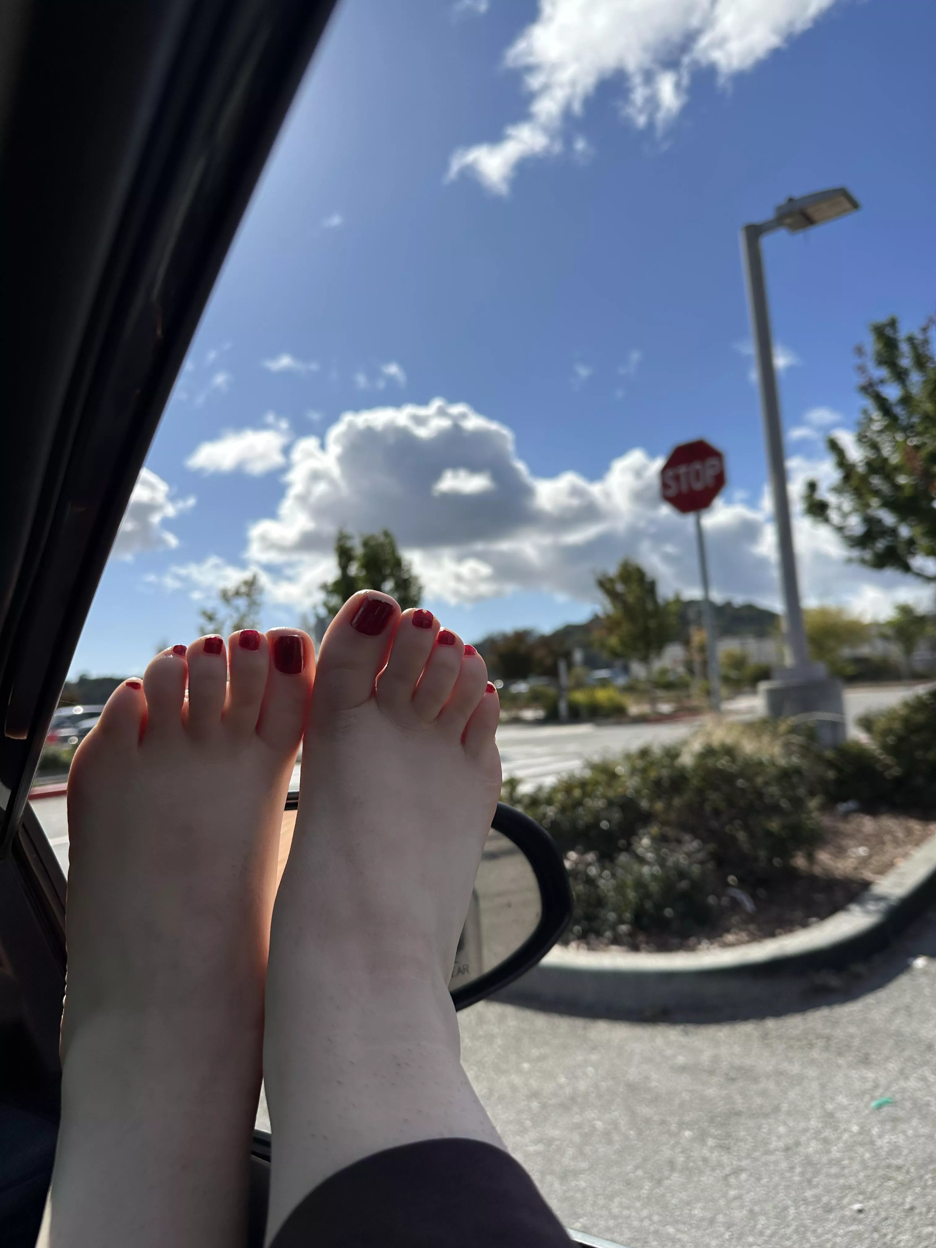 I love the fresh air on my toes😊