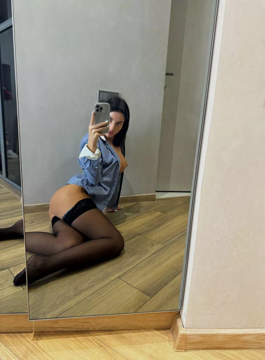 I love wearing nylon stockings so much that I can keep them on all day