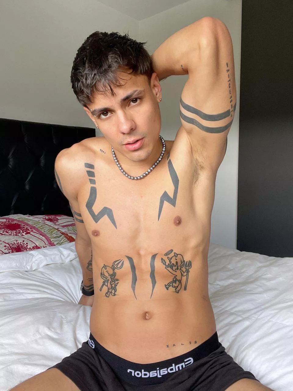 I would like kisses and caresses😋