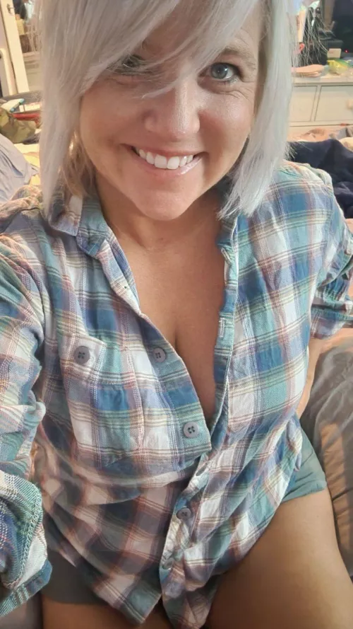 I'm going live tonight on my OF page. Come chat with a candid MILF about anything you want 😘 