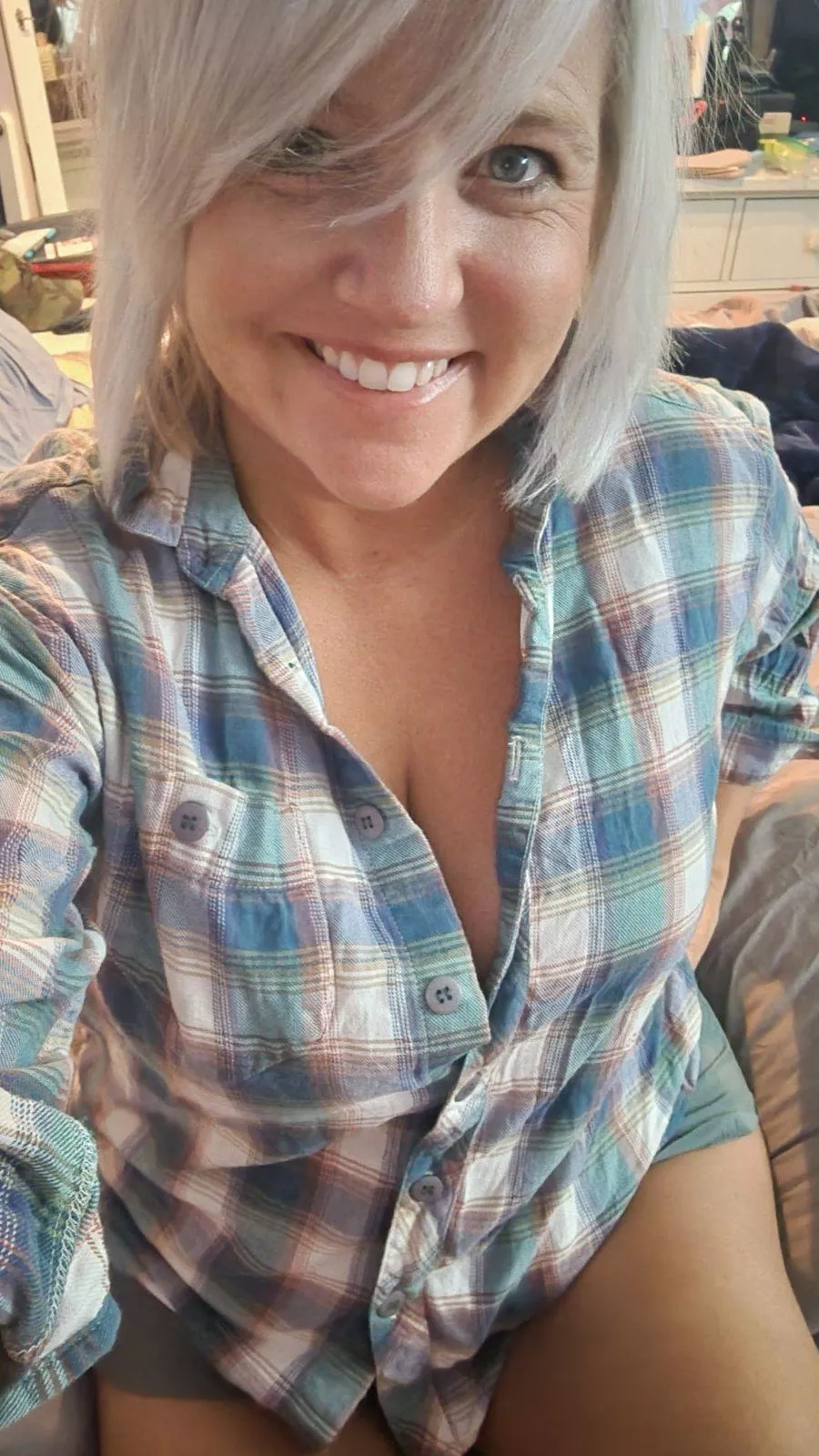 I'm going live tonight on my OF page. Come chat with a candid MILF about anything you want 😘 