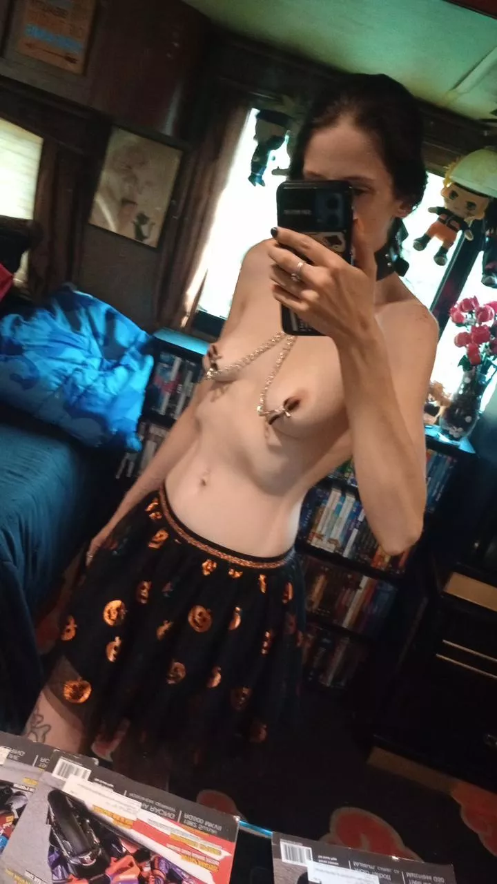 Little bit extra jewelry in this photo. 💋