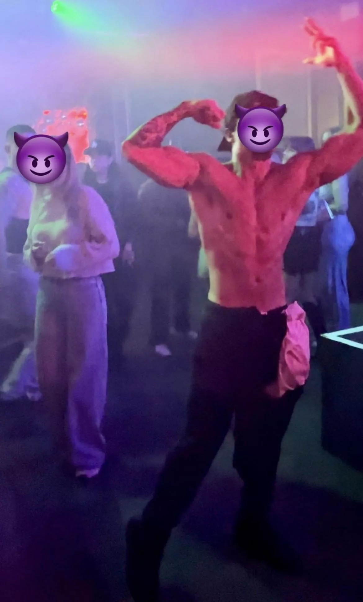 Making sure the club sees my manly PITS 😈😈