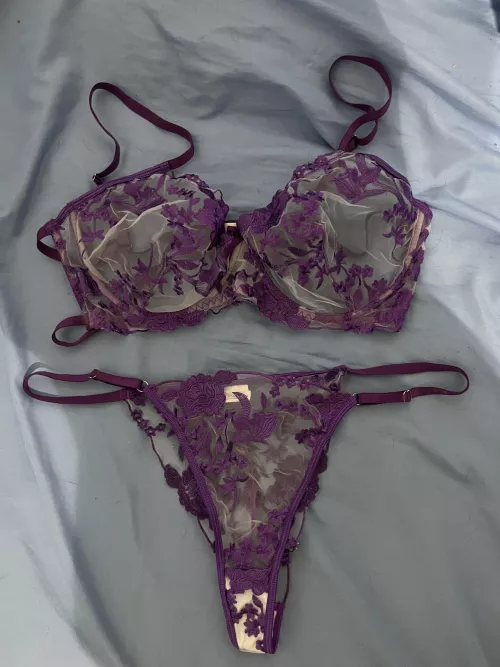 Mmm fuck, who do you think that’s for? Sexy little set, 38DD