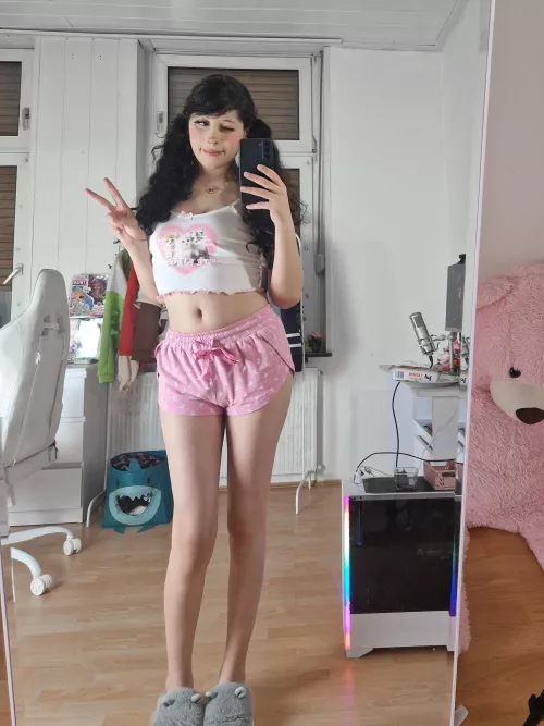 my friends told me i look better a girl 💗 :D