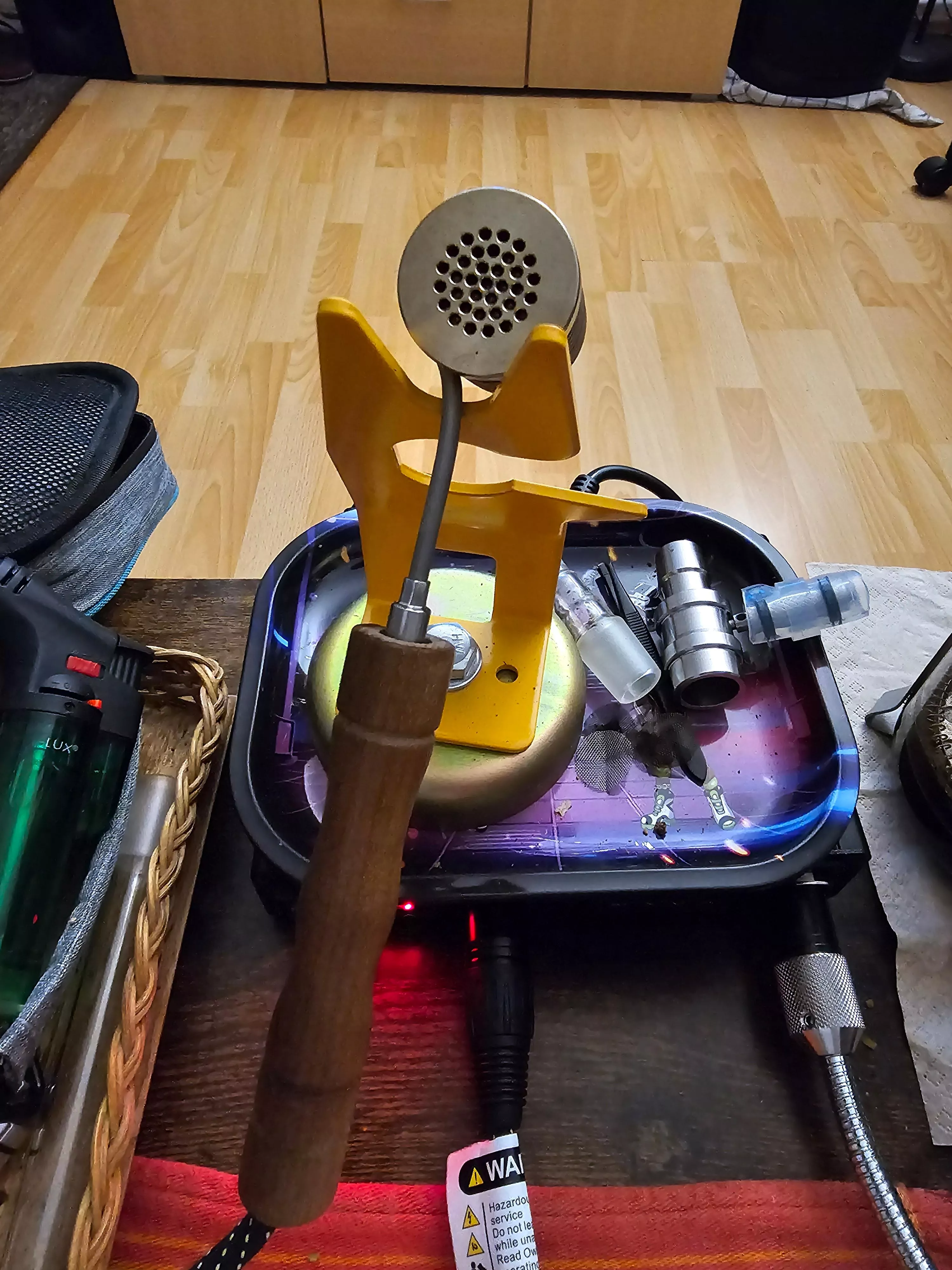 Quick reminder, that a wig welding stand and a cheap rolling tray are really good ball vape stands.