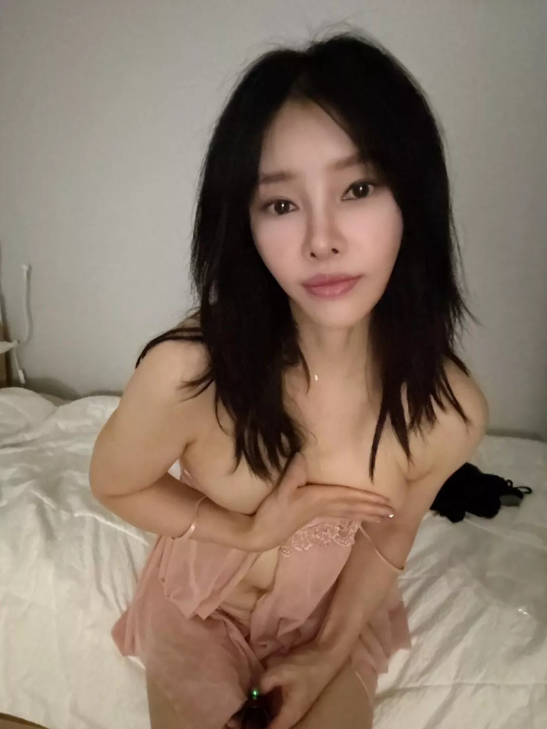 She's a 10 but already an Asian mom