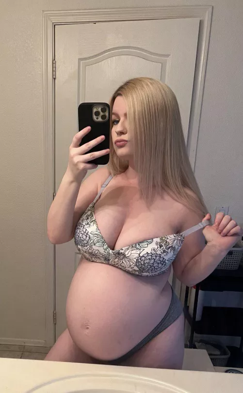 Should i take this all off right now to expose my swollen milkerssss? 😏👅