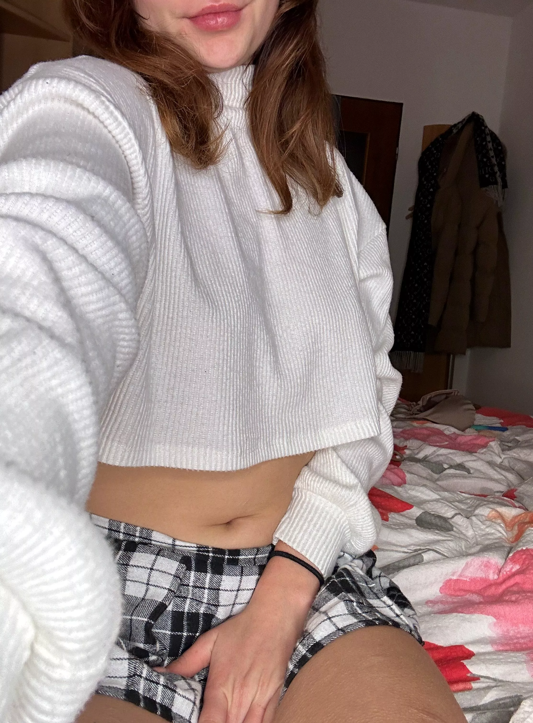 sometimes it’s hard to feel okay with ur croptop
