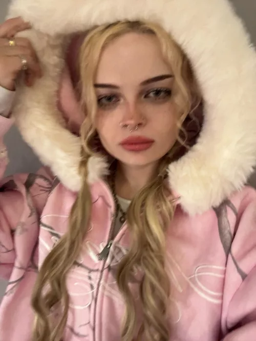 Stop scrolling and on your knees ! Be my personal object to use. 21yo British dom ! ❤️😇