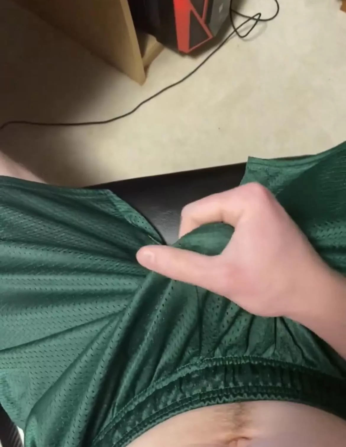 Sup bros. Any dudes wanna nut in basketball shorts with me. Pm me I got snap