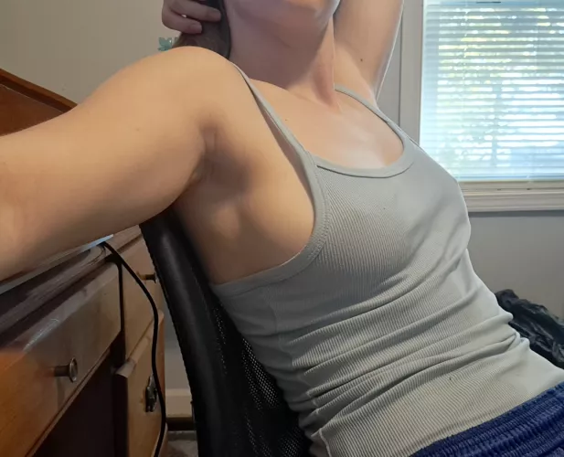 This top doesn't want to stay up... lol